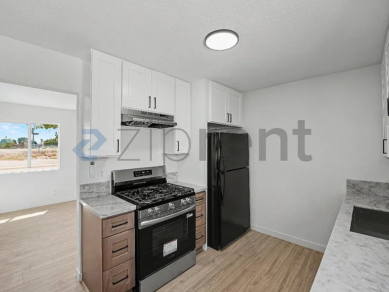2829 Laurel St — Photo 7