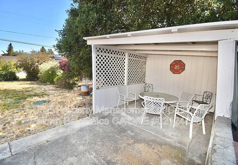 1345 Eastman Ln — Photo 5
