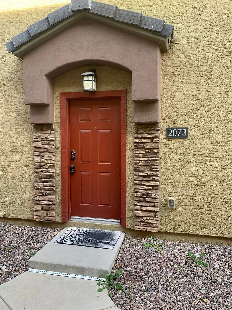 Gorgeous 2 bedroom plus den condo/townhome in the gated community of Tesoro — Photo 2