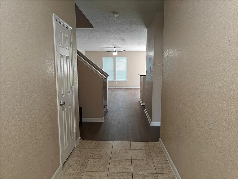 7915 Moss Springs Ct — Photo 3