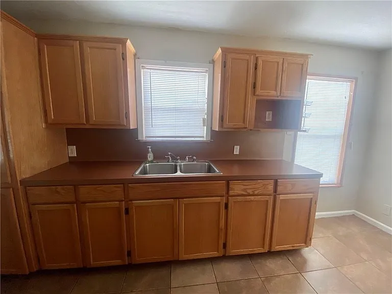 233 Eastgate Dr — Photo 5