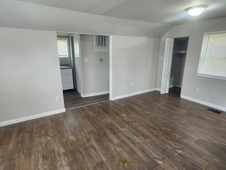 565 S Webster Ave — Photo 1