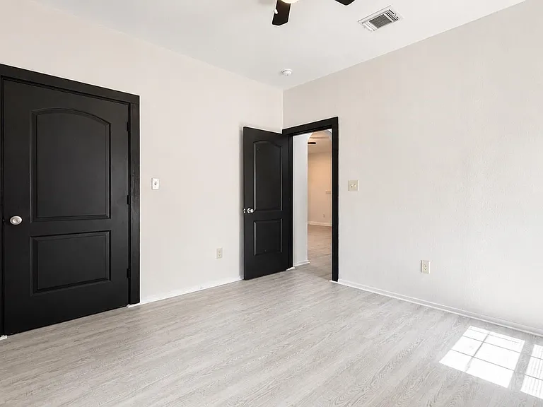 11611 Walraven Dr — Photo 14