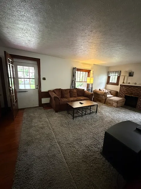 3 bed, 2000 sqft, $640 — Photo 3