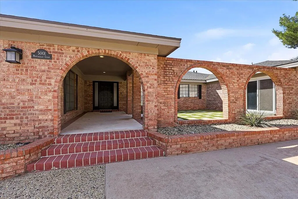 3 bed, 2.0 bath, 2534 sqft, $3,200 — Photo 3