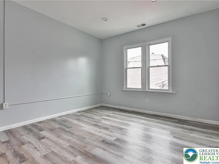 41 N 11th St #B — Photo 4
