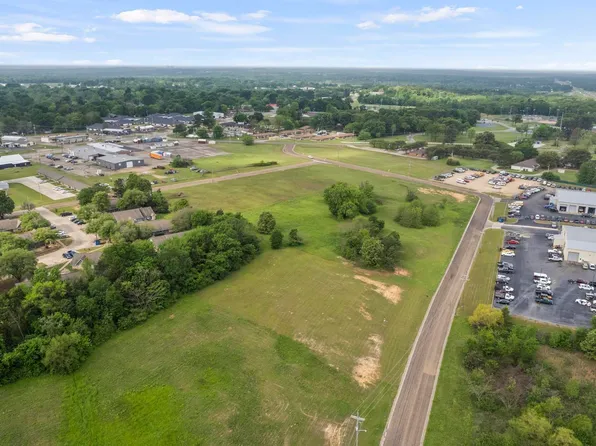 W 19th St, Mount Pleasant, TX 75455