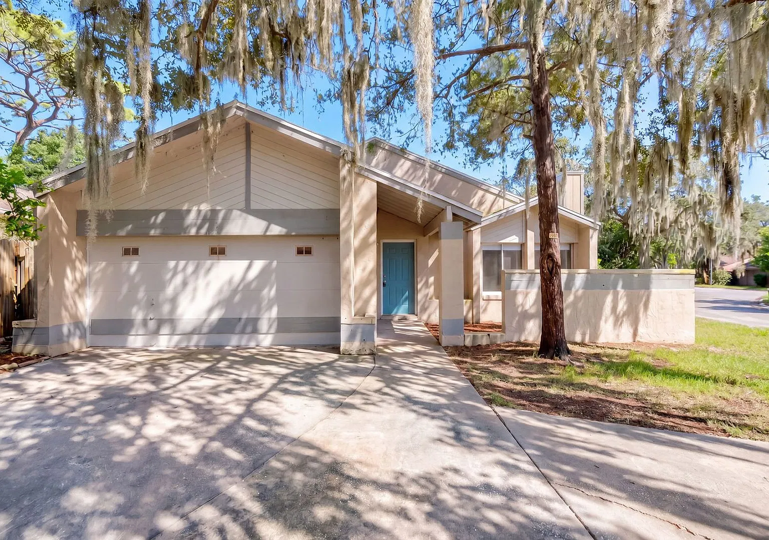 Freshly painted, spacious, 3bdm/2ba home with fireplace and laminate flooring throughout. — Photo 1