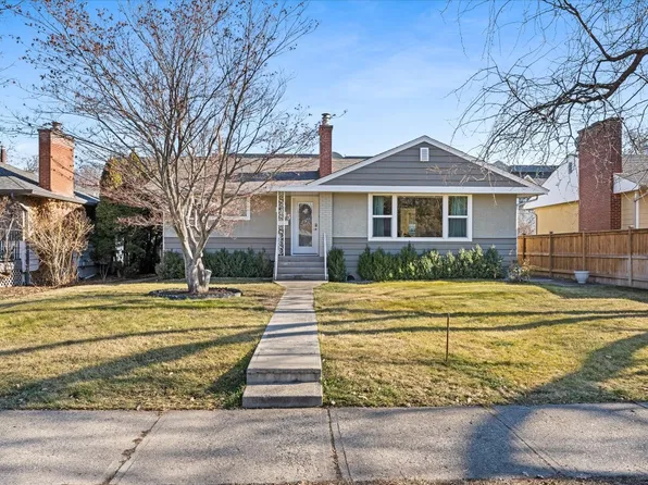 1945/1947 Bowes St, Kelowna, BC V1Y 3C1