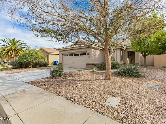3rd image of 1461 W ARMSTRONG Way