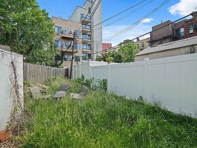 16 Russell St #GROUND-FLOOR — Photo 24
