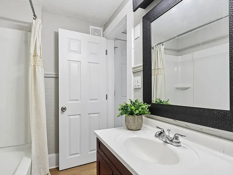 133 E North St — Photo 14