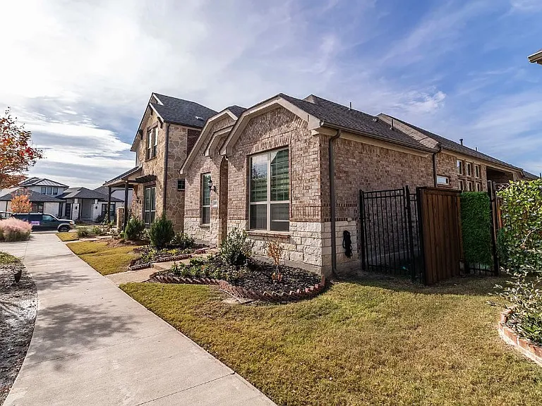 4311 Fall Blossom Dr — Photo 2