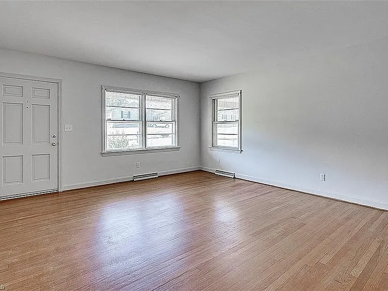 223 Rich Ave — Photo 2