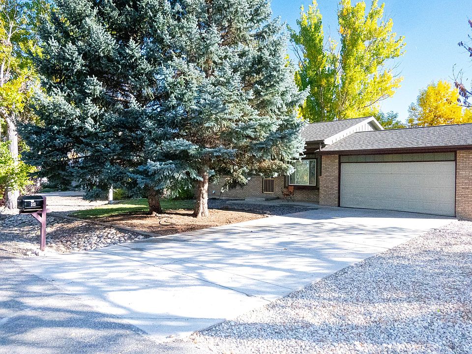 513 Concise Dr front driveway and additional parking.
