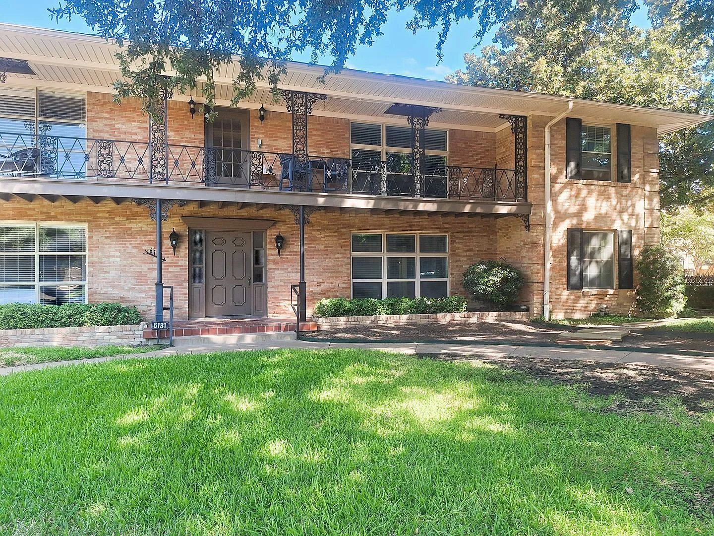 2BD/2BA Condo "Behind the Pink Wall" — Photo 1