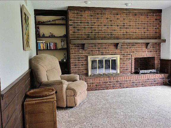 Family room w/fireplace 
