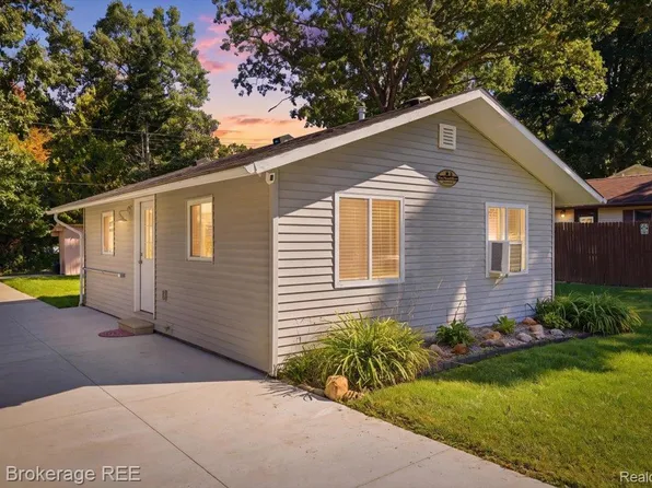 851 Woodlawn Dr, Columbiaville, MI 48421