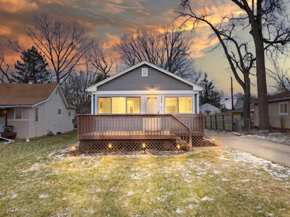 3995 Cresthaven Dr, Waterford, MI 48328