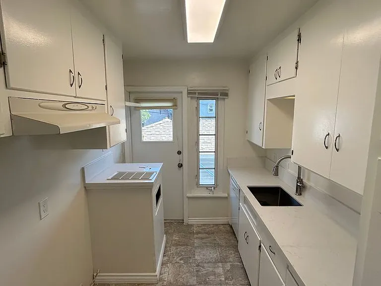 Bankers Hill One Bedroom — Photo 1