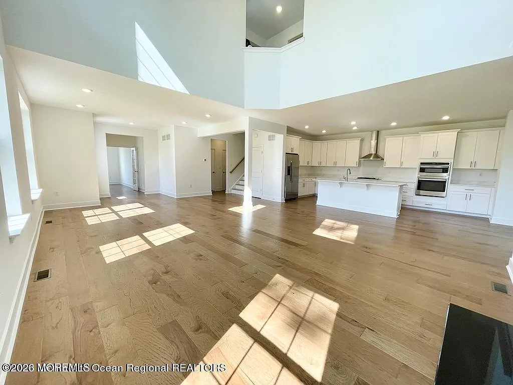 3 bed, 3.5 bath, 2665 sqft, $6,000 — Photo 2