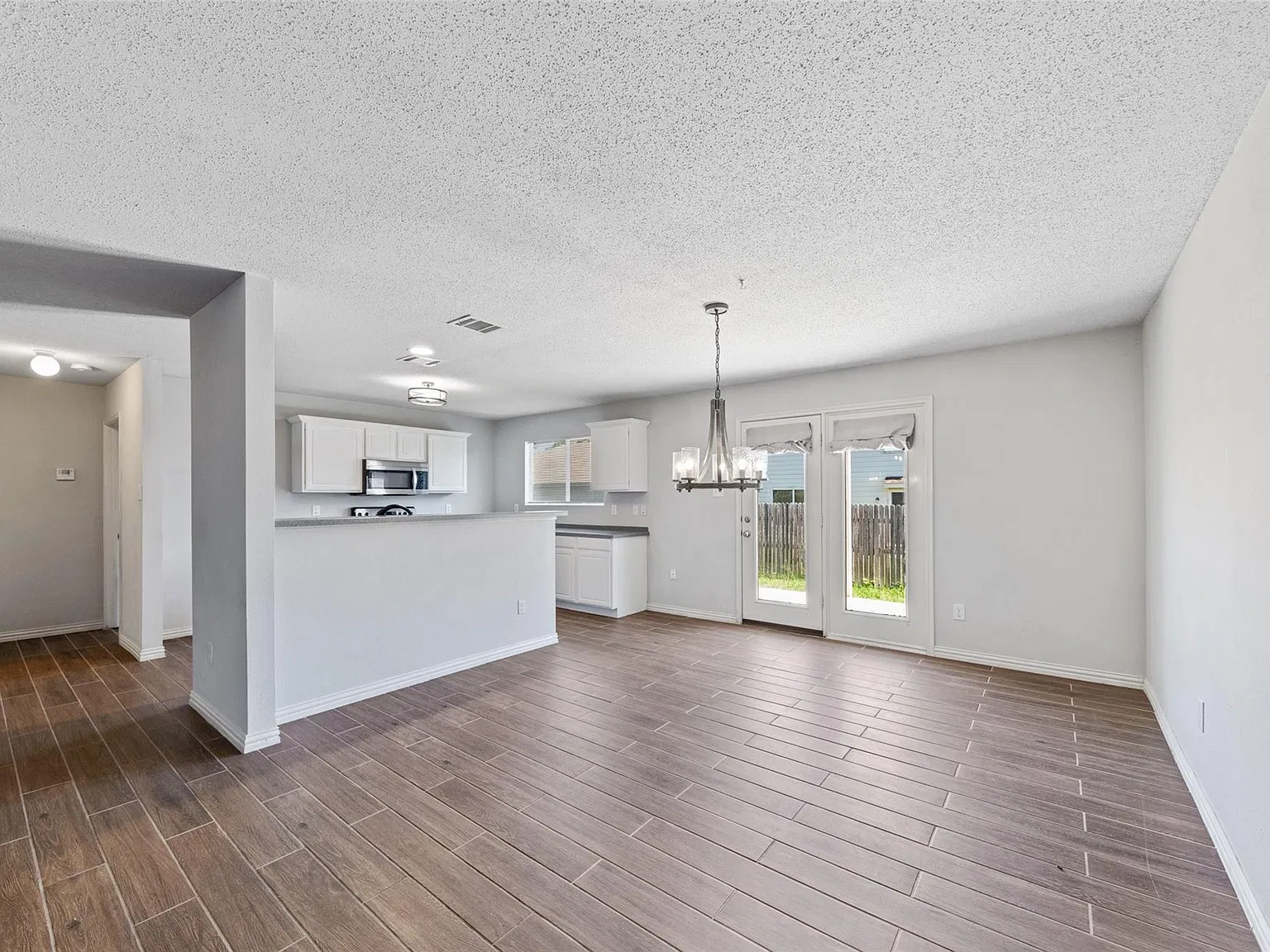 3 bed, 1621 sqft, $1,900 — Photo 3