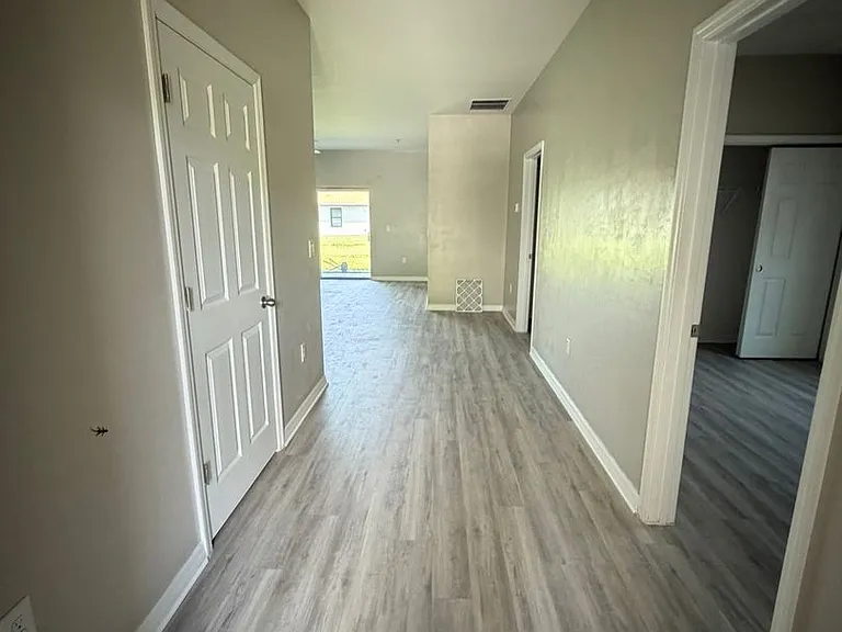 404 NE 24th Pl — Photo 2