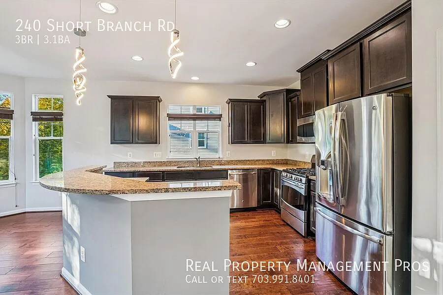 End Unit Townhome in Stafford with 2 car Garage! — Photo 3