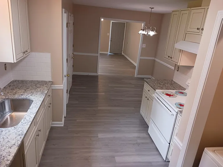 506 Charleston Ln — Photo 6