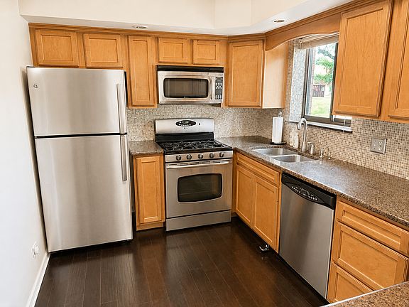 5th image of 174 E Springbrook Dr APT 1B