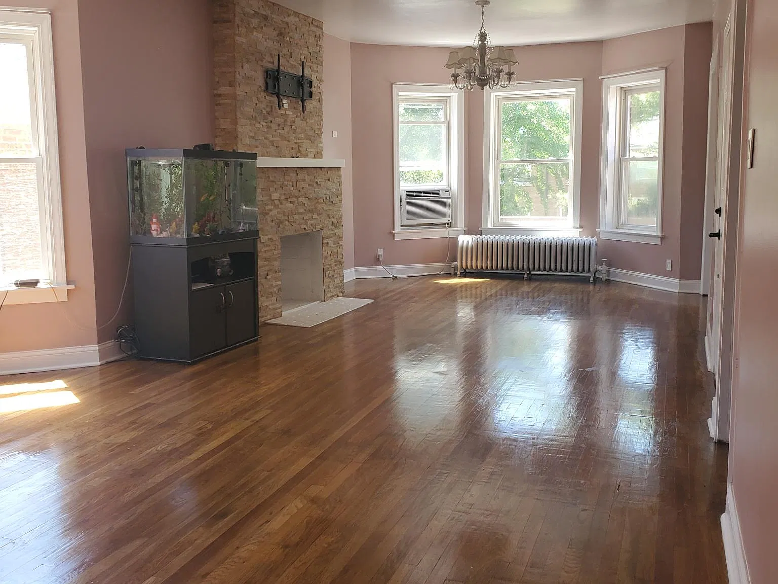 3 bed, 1600 sqft, $2,500 — Photo 2