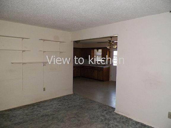 3rd image of 128 NE Cimarron Trl