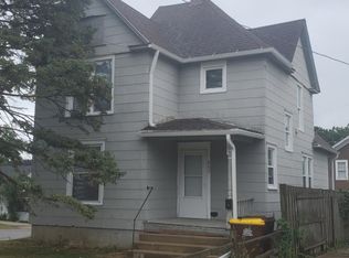 803 W Chestnut St, Freeport, IL 61032