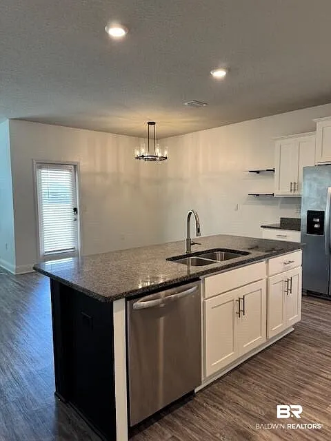 4 bed, 2.0 bath, 1830 sqft, $2,200 — Photo 2