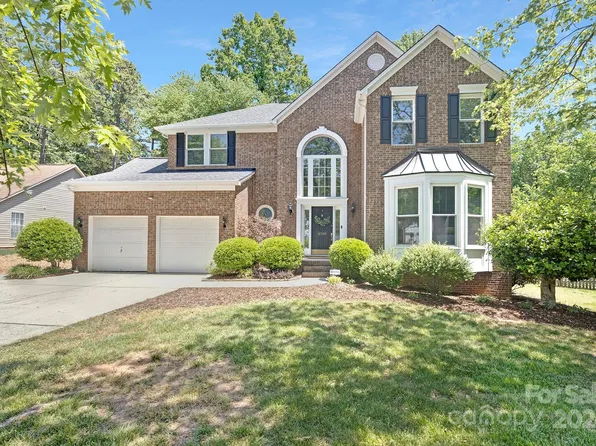 8709 Londonshire Dr, Charlotte, NC 28216