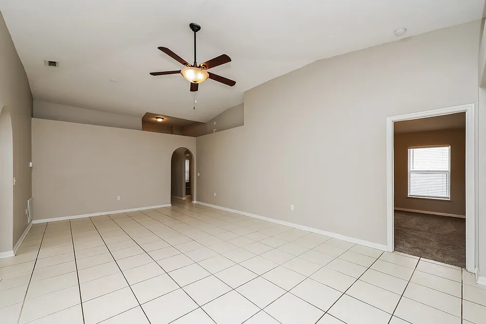 3 bed, 2.0 bath, 1849 sqft, $1,900 — Photo 4