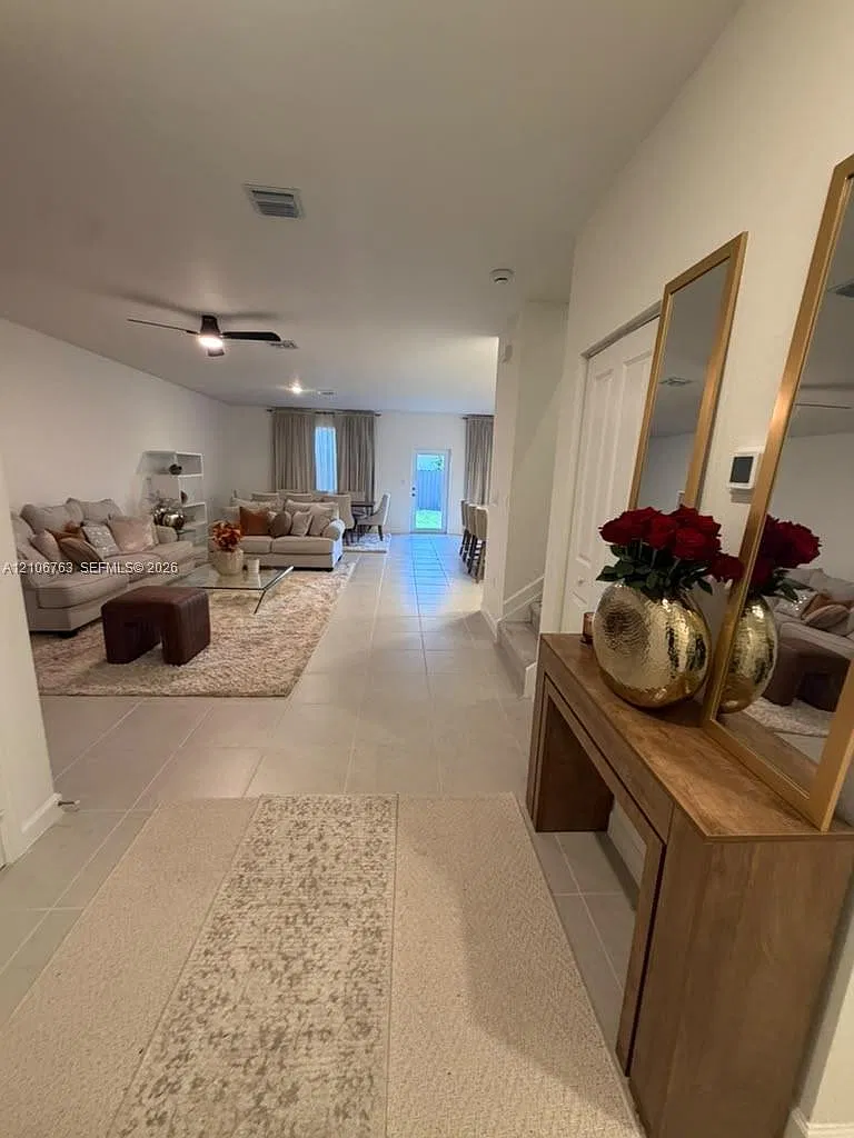 5 bed, 3.5 bath, 1849 sqft, $5,200 — Photo 2