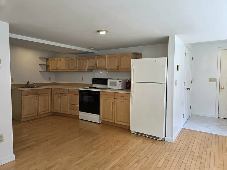 132 1st Crown Point Rd #BASEMENT — Photo 3