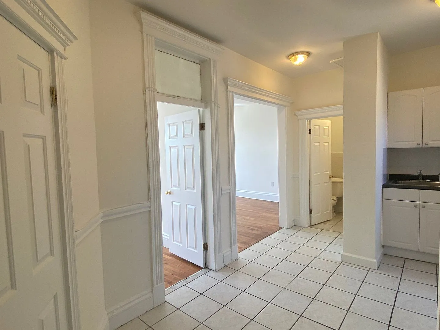Large, sunny 2 bed unit with heat and water included. — Photo 2