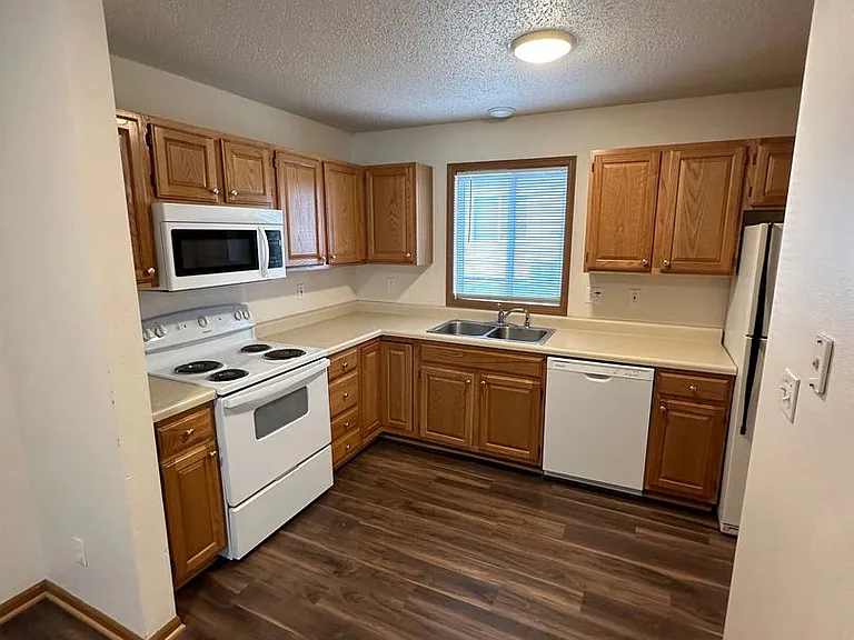 1011 Kellogg Ave — Photo 1