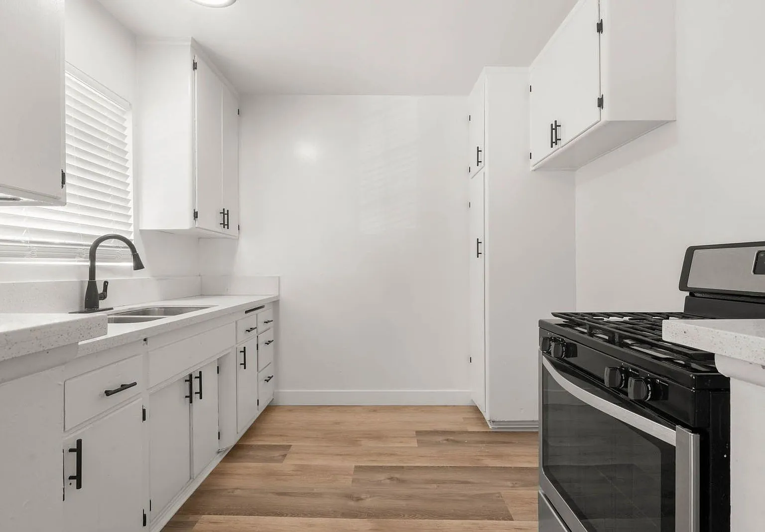 2 bed, 1.0 bath, 775 sqft, $1,933 — Photo 2