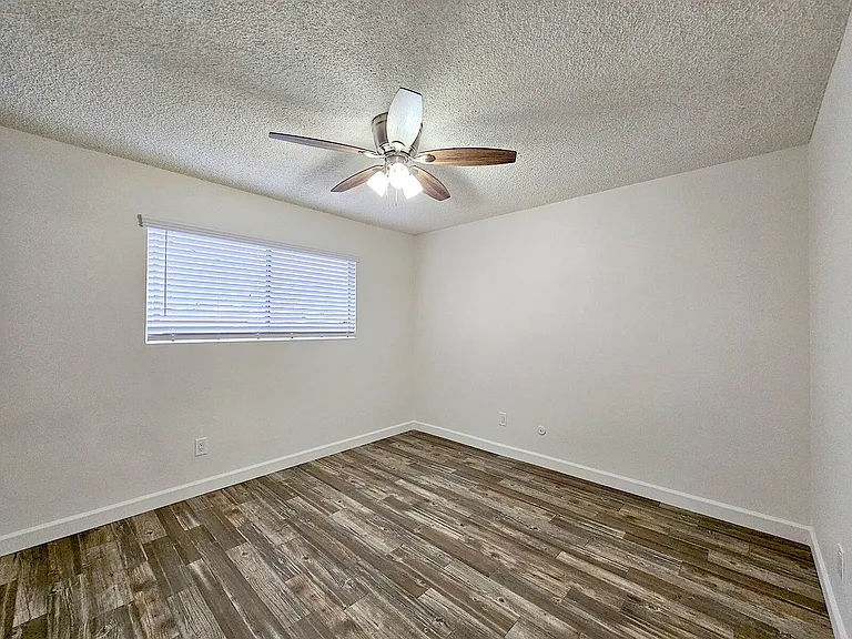 1096 N Mollison Ave — Photo 16