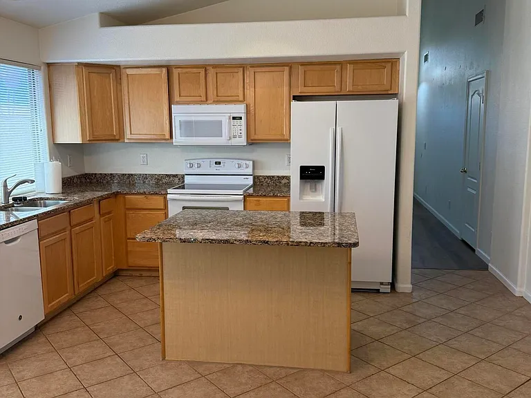 10308 W Jessie Ln — Photo 4