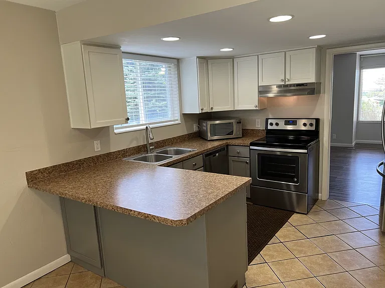 1813 S Laurelhurst Dr #1 — Photo 12