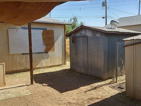 Shed in front of 3714