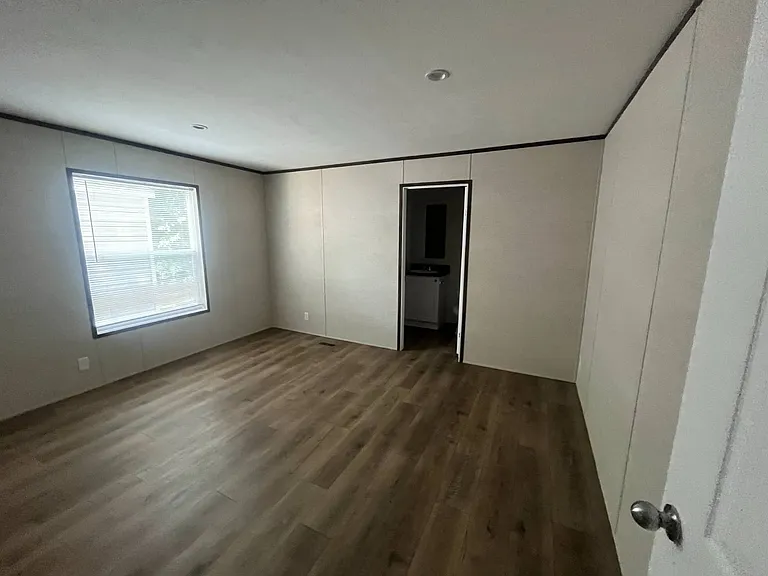 1085 Spring Bay Rd #12R — Photo 6