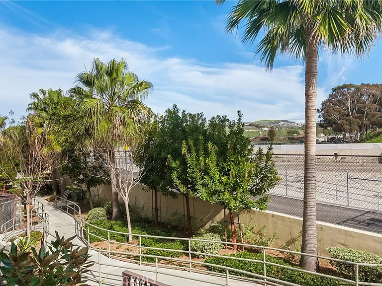 1519 Doheny Way — Photo 33