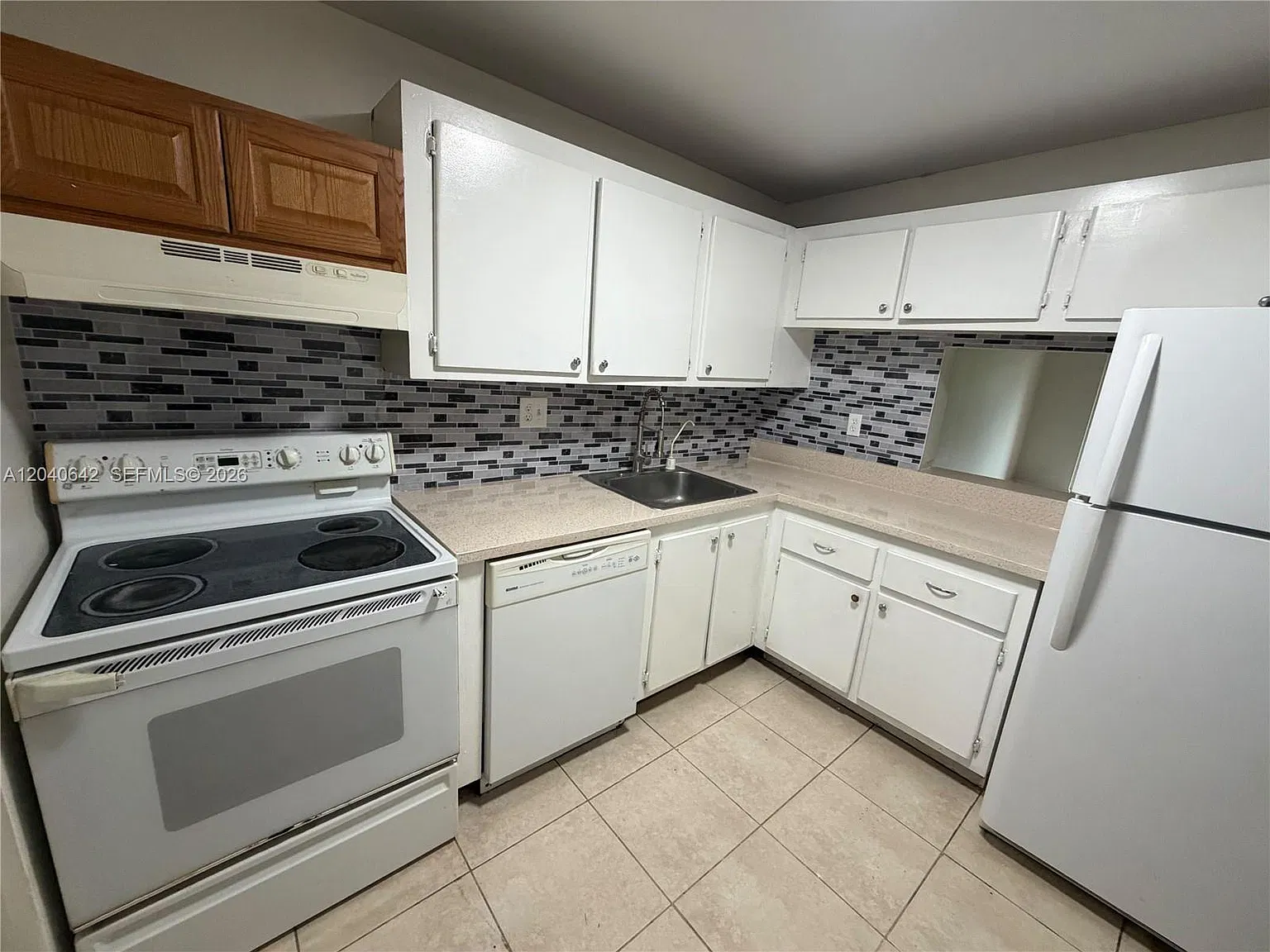 Versailles Gardens Condo — Photo 1