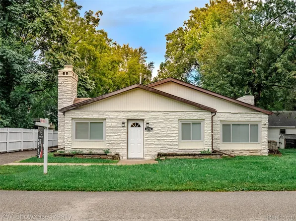 8234 Arlis St, Commerce Township, MI 48382