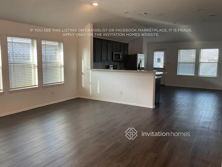445 Pecan Landing Ln — Photo 3